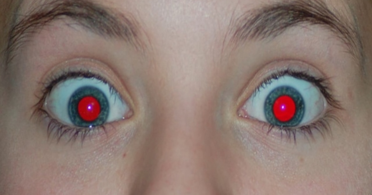 The scary reason why our eyes turn red in photos (video)