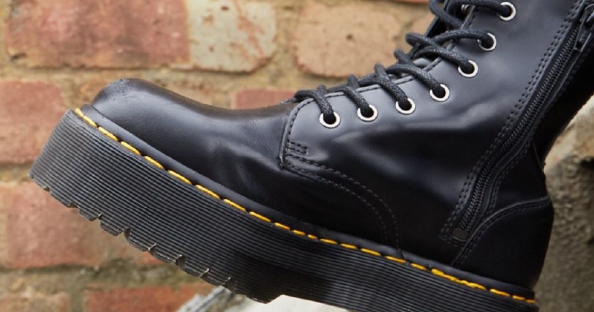 Dr. Martens: Τα παπούτσια «θρύλος» που μεγάλωσαν γενιές! | Gazzetta