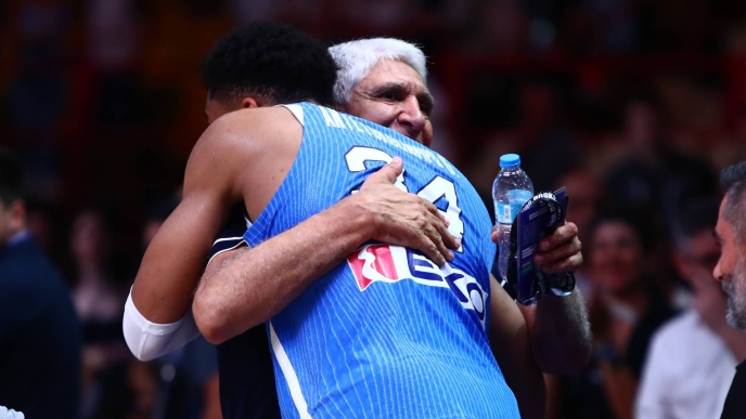 Ο Γιάννης Αντετοκούνμπο με τον Παναγιώτη Γιαννάκη.