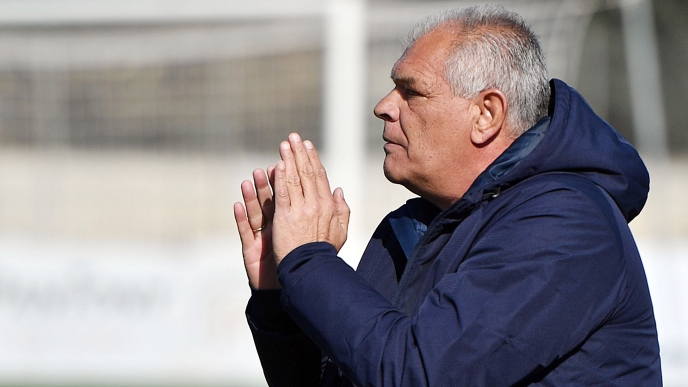 Ο Δημήτρης Σπανός χειροκροτά τους οπαδούς της Καλαμάτας