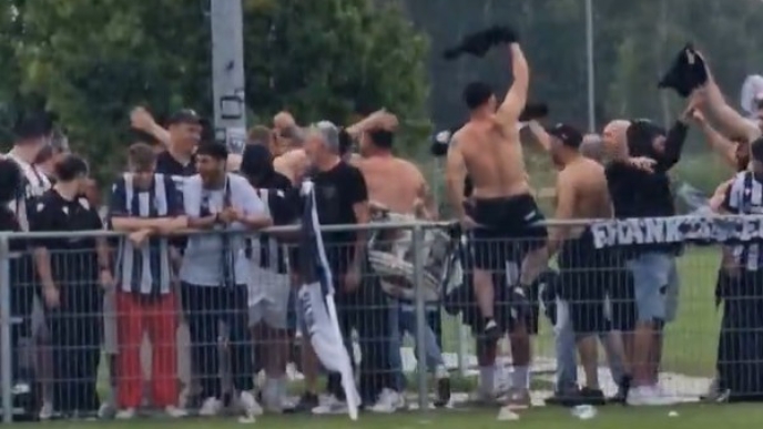 Οι οπαδοί του ΠΑΟΚ τραγουδούν υπό βροχή