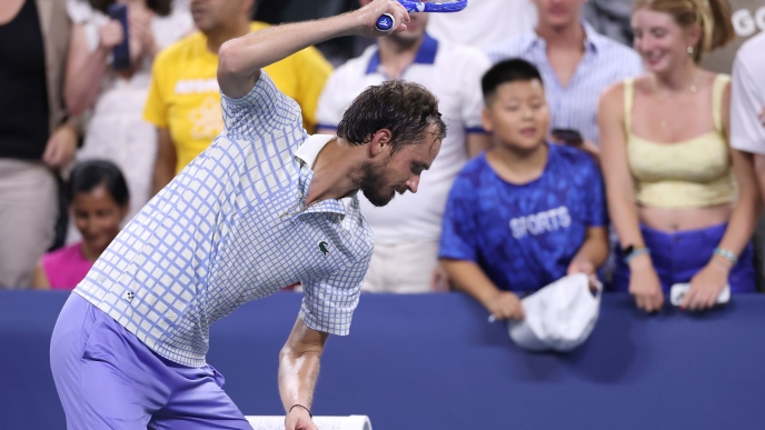 O Μεντβέντεφ τρελάθηκε με έναν φωτογράφο, το κορτ έγινε αρένα κι αποκλεισμός από το US Open