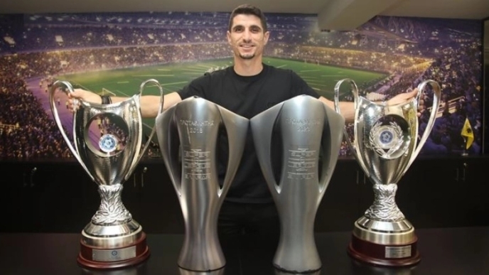 Ο Πέτρος Μάνταλος με τα τρόπαια της ΑΕΚ