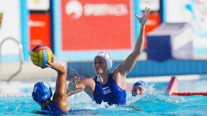 Η Δρακωτού με την εθνική ομάδα πόλο νεανίδων