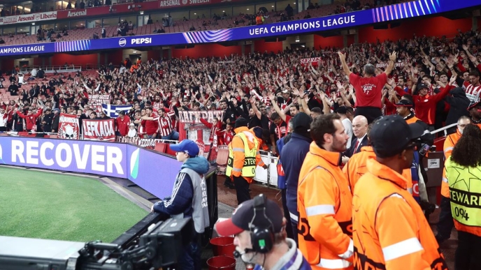 Οι οπαδοί του Ολυμπιακού στο ματς με την Αρσεναλ