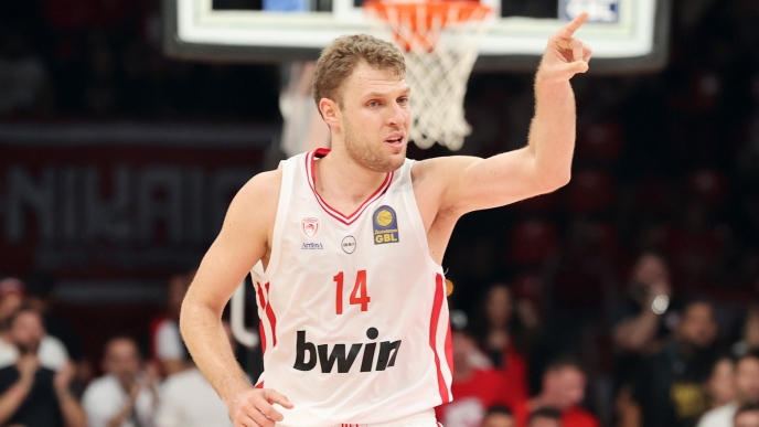 Ο Σάσα Βεζένκοβ στο Ολυμπιακός - Παναθηναϊκός