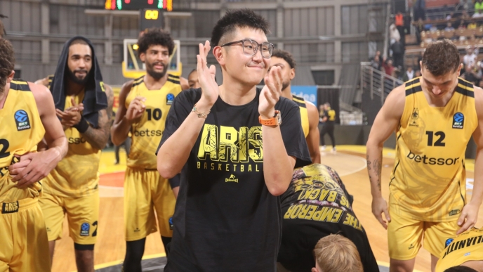 Ο Σιάο πανηγυρίζει με τους παίκτες του Άρη