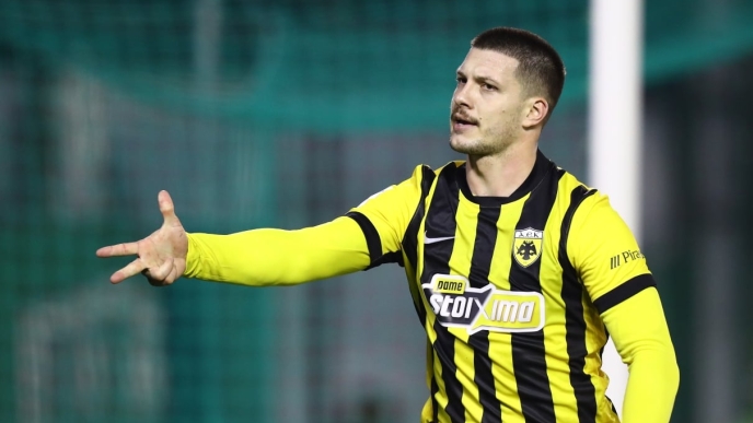 O Γιόβιτς πανηγυρίζει στη Λεωφόρο