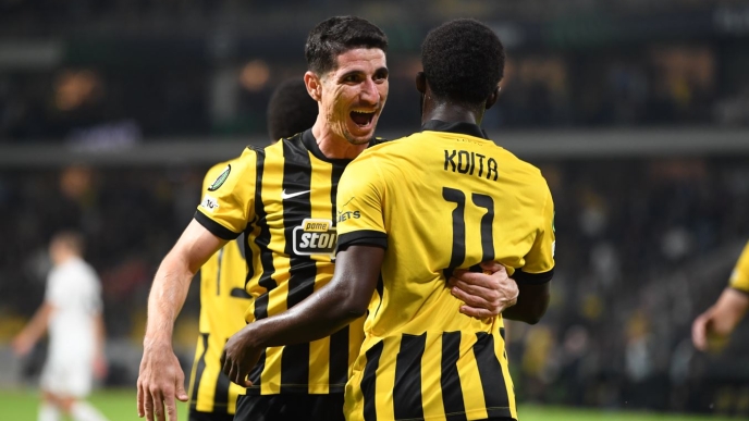 Ο Μάνταλος πανηγυρίζει με τον Κοϊτά το γκολ της ΑΕΚ με Αμπερντίν