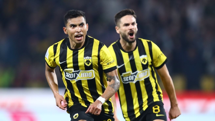 Οι Πινέδα και Γκατσίνοβιτς πανηγυρίζουν το γκολ με τον Παναιτωλικό