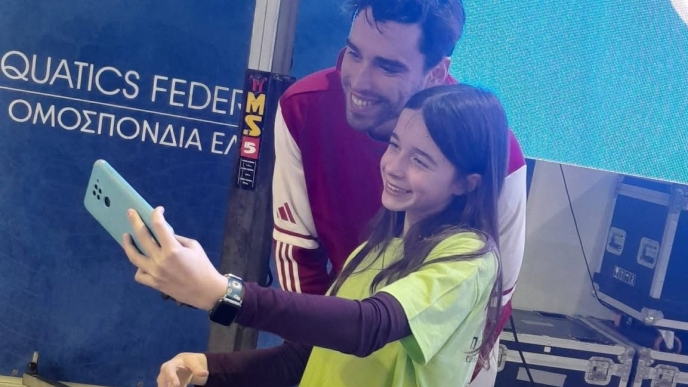 Ο σπουδαίος Χρήστου χάρισε το μετάλλιό του σε νεαρή κολυμβήτρια στο Χειμερικό Κύπελλο
