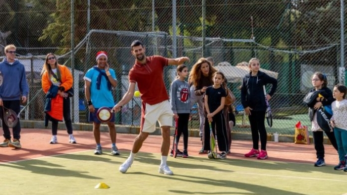O Tζόκοβιτς... έπαιξε τη τηγάνι σε χριστουγεννιάτικη γιορτή στο Καβούρι