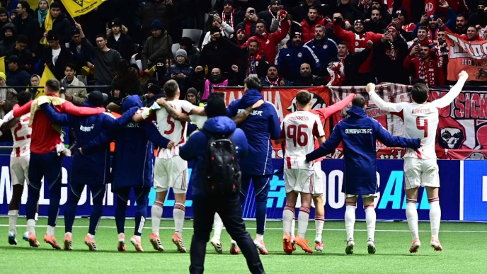 Παίκτες του Ολυμπιακού πανηγυρίζουν