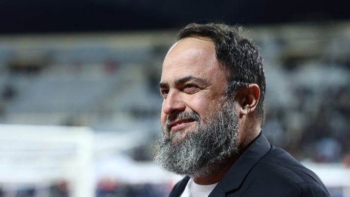 Ο Βαγγέλης Μαρινάκης χαμογελαστός