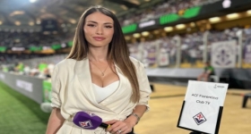 H Ιταλίδα δημοσιογράφος που «μαγνήτισε» τα βλέμματα στην Opap Arena (vid) 
