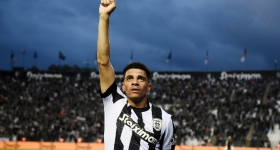 O Τάισον πανηγυρίζει το γκολ του επί του Παναθηναϊκού