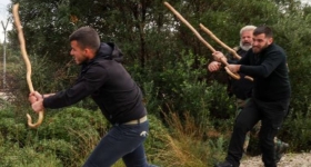 Αγρότης πήρε στο κυνήγι με μαγκούρα άνδρα των ΜΑΤ: Η φώτο που έγινε viral