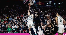 Ένα σκάφος που μπάζει νερά