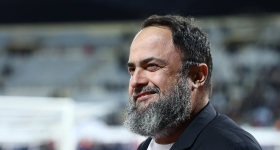 Ο Βαγγέλης Μαρινάκης χαμογελαστός