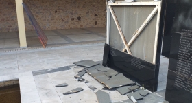 Έσπασαν τη μαρμάρινη πλάκα στο Μνημείο των 200 εκτελεσθέντων στην Καισαριανή!