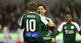 Ο Αντίνο πανηγυρίζει με τον Μπακασέτα εναντίον του ΟΦΗ