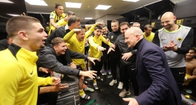 Ο Νίκολιτς πανηγυρίζει με τους παίκτες της ΑΕΚ στα αποδυτήρια