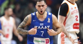 O αη-Βασίλης φορούσε μπλε