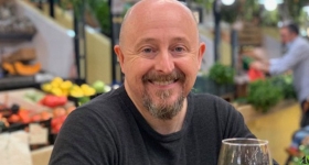 Παράτησε τον υψηλό μισθό στα 41 του και μετακόμισε στην Πορτογαλία: «Εξοικονομώ 4.200 ευρώ το μήνα»