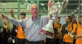 Στον... έβδομο ουρανό ο Μπούσης: Χόρεψε «Νύχτα ξελογιάστρα» στο αεροδρόμιο με το Κύπελλο 