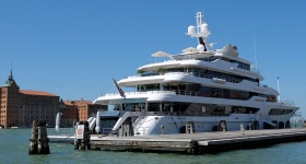 Σε δημοπρασία το κατασχεμένο super yacht «Royal Romance»: Πλωτό παλάτι αξίας 200 εκατ. δολαρίων