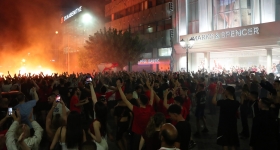 Φλέγεται ο Πειραιάς για το 4ο ευρωπαϊκό του Ολυμπιακού, φωταγωγήθηκε το Δημοτικό Θέατρο
