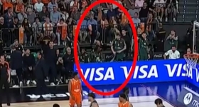 Το video της ΚΑΕ Παναθηναϊκός που δείχνει άνδρα της ασφάλειας της Βαλένθια να πιάνει τον Ρογκαβόπουλο από το χέρι για να καθίσει κάτω!