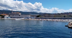 H μοναδική παραλία στην Ευρώπη που χωρίζει άνδρες και γυναίκες με έναν τοίχο