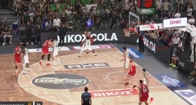 Μία φίλαθλος τράβηξε τον διαιτητή Παπαπέτρου από το μανίκι εν ώρα αγώνα