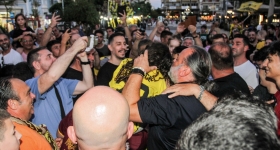 Ο κόσμος της ΑΕΚ υποδέχεται με... λύσσα και υποκλίνεται στο πιο μάγκικο!