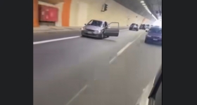 «Μεράκλωσε» με Καρρά και έκανε το τούνελ… πίστα: Άνοιξε τις πόρτες του ΙΧ εν κινήσει μέσα σε τούνελ και ξεσήκωσε θύελλα αντιδράσεων (vid)