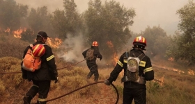Πυροσβέστες μέσα στις φλόγες: Βίντεο από τη μάχη στα πύρινα μέτωπα