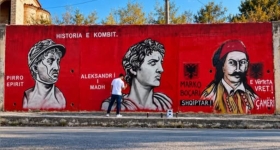 Μάρκος Μπότσαρης - Shqiptar: Τοιχογραφία στην Αλβανία παρουσιάζει ελληνικά πρόσωπα ως «Ιστορία του Έθνους»
