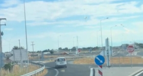 Απίστευτο περιστατικό στον Ε65: Οδηγός μπήκε ανάποδα σε κυκλικό κόμβο και συνέχισε κανονικά (vid)