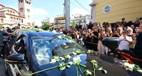 Οδύνη και σπαραγμός στο μεγάλο «φινάλε» του Γιώργου Μαζωνάκη: Tο τελευταίο χειροκρότημα και η ταφή στο Γ’ Νεκροταφείο (vids)