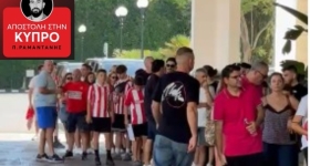 Χαμός στο Χίλτον από φίλους του Ολυμπιακού για να φωτογραφηθούν με τα τρόπαια της ομάδας