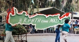 «Το ΠΑΣΟΚ δεν κέρδισε μόνο το μυαλό αλλά και την καρδιά του λαού»: Η «πράσινη» Κρήτη του Γερουλάνου γίνεται AI βίντεο – Η φωτογραφία από τα ’80s που τον ενέπνευσε