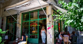 Τέλος εποχής για τη «Μουριά»: Κλείνει οριστικά το ιστορικό καφενείο των Εξαρχείων μετά από 111 χρόνια