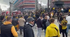 «Δικέφαλε θα τρελαθώ»: Οι οπαδοί της ΑΕΚ... ζεσταίνονται στο κέντρο του Λονδίνου ενόψει Στάμφορντ Μπριτζ