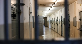 Ένας απρόσμενος σύμμαχος; Πώς η πτώση των τιμών της βενζίνης μείωσε τη βία στις φυλακές 