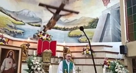 Νεκρός ιερέας στο Εκουαδόρ: Ξύλινος σταυρός τον καταπλάκωσε σε live μετάδοση (vid)
