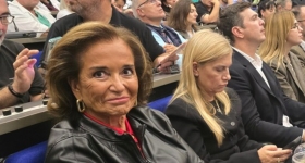 «Κλείστο ρε πουλάκι μου το στόμα σου»: Ένταση μεταξύ Ντ. Μπακογιάννη και γυναίκας επειδή την διέκοψε (vid)