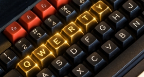 Γιατί τα πληκτρολόγια ξεκινούν με QWERTY και όχι με ABCD: Η μηχανική βλάβη που καθιέρωσε το σύστημα