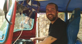 Ο Θάνος Arubas στο Gazzetta για τις «Ιστορίες Από 47 Γωνίες Του Πλανήτη»: Ο οπαδός της Λάρισας που γνώρισε την απόλυτη αποθέωση στη Λανούς
