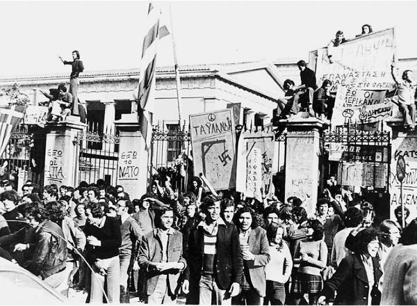 Πολυτεχνείο 1973: Η Εξέγερση της 17ης Νοεμβρίου σε εικόνες | Plus ...